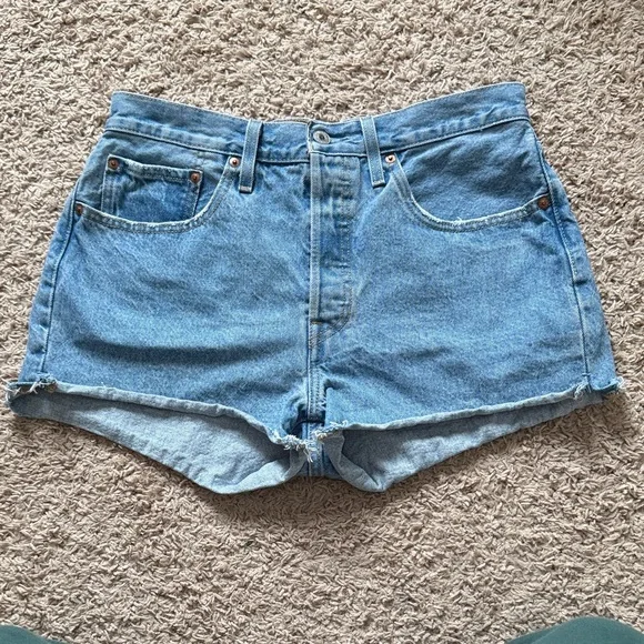 51. | 501 Levi's | Light Wash Denim Shorts - Picture 1 of 5